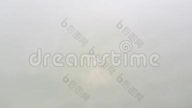 雾中的风车。 主题背景：梦幻，轻盈，迷雾.. 从空中看风力涡轮机。